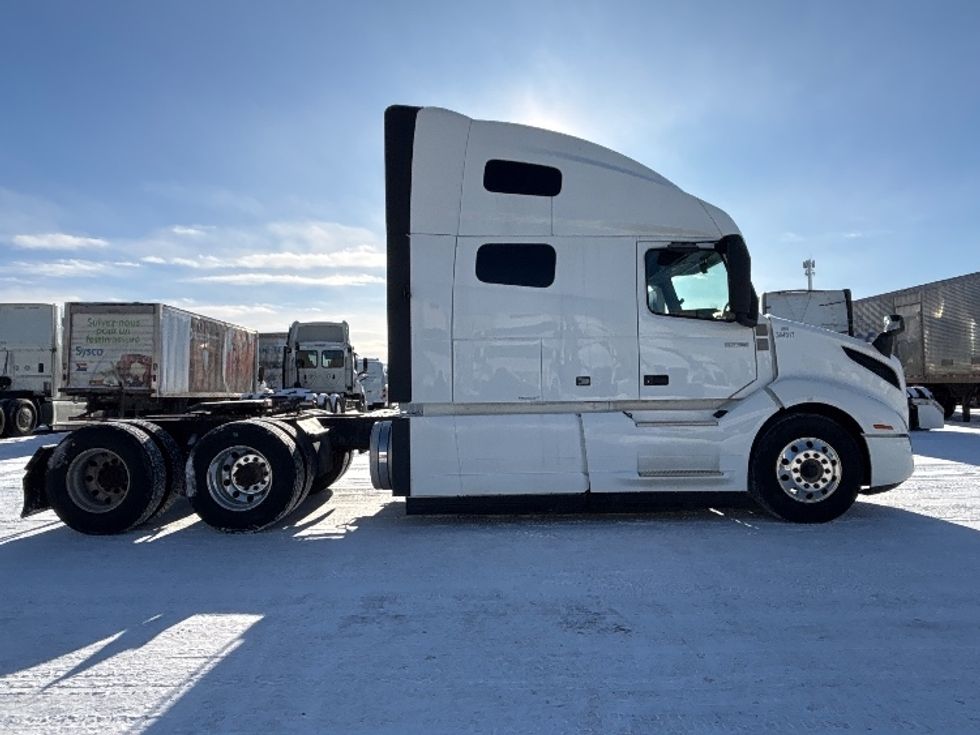 Sleeper Tractor-Heavy Duty Tractors-Volvo-2020-VNL64760-Ottawa-ON-779,613\n\t\tkm-$ 84,250 - Image 8