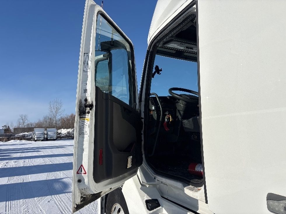 Sleeper Tractor-Heavy Duty Tractors-Volvo-2020-VNL64760-Ottawa-ON-779,613\n\t\tkm-$ 84,250 - Image 9