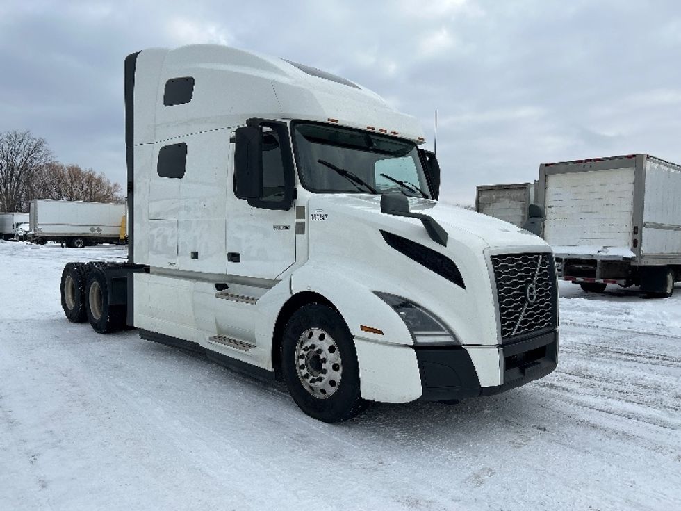 Sleeper Tractor-Heavy Duty Tractors-Volvo-2020-VNL64760-Ottawa-ON-781,319\n\t\tkm-$ 84,000 - Image 1