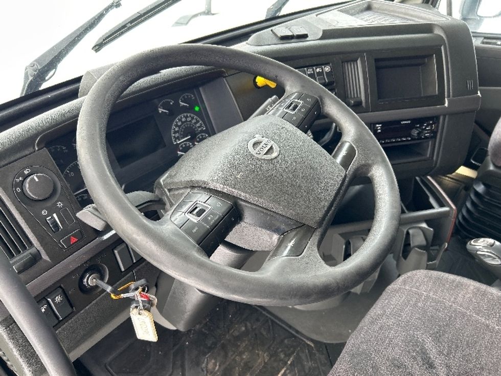 Sleeper Tractor-Heavy Duty Tractors-Volvo-2020-VNL64760-Ottawa-ON-781,319\n\t\tkm-$ 84,000 - Image 10