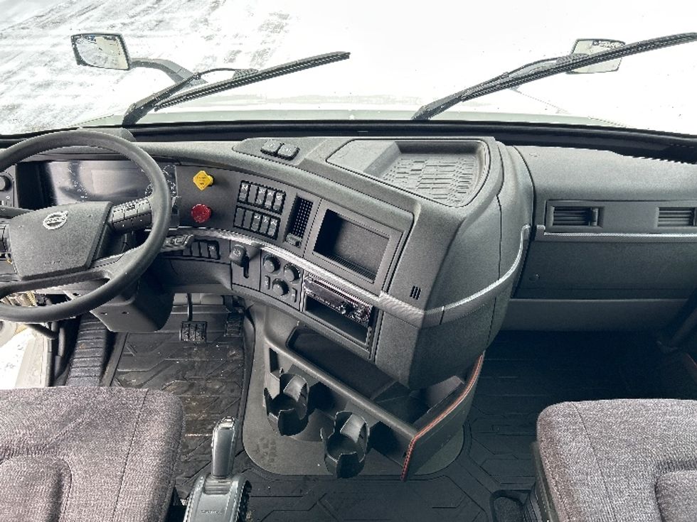 Sleeper Tractor-Heavy Duty Tractors-Volvo-2020-VNL64760-Ottawa-ON-781,319\n\t\tkm-$ 84,000 - Image 12