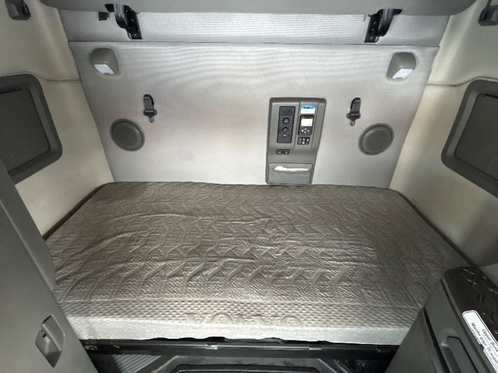 Sleeper Tractor-Heavy Duty Tractors-Volvo-2020-VNL64760-Ottawa-ON-781,319\n\t\tkm-$ 84,000 - Image 13