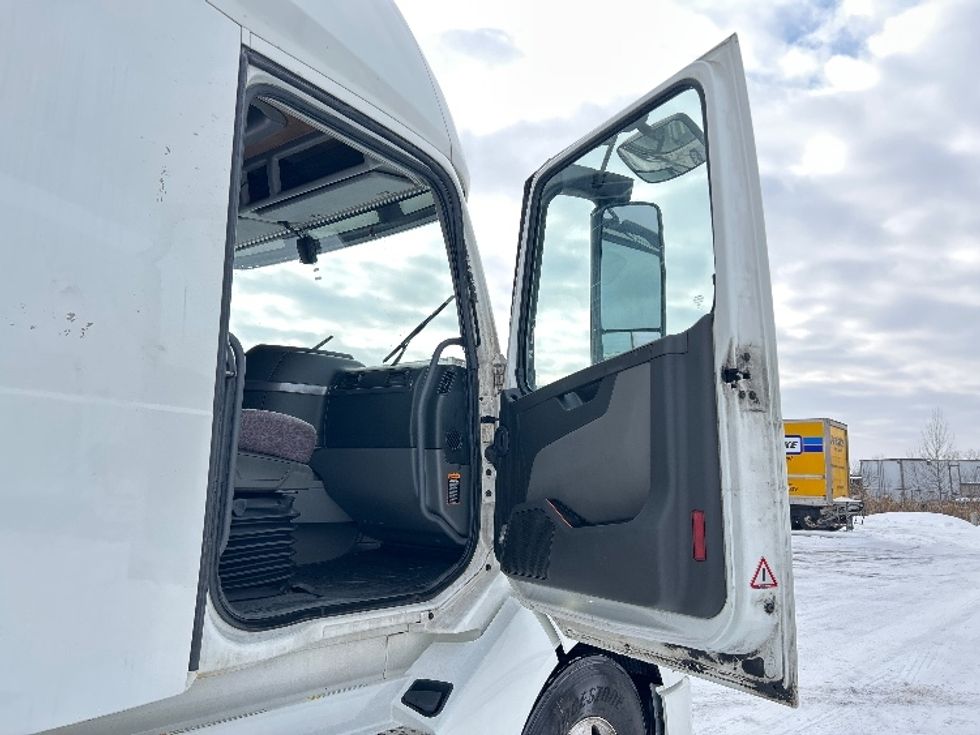 Sleeper Tractor-Heavy Duty Tractors-Volvo-2020-VNL64760-Ottawa-ON-781,319\n\t\tkm-$ 84,000 - Image 14