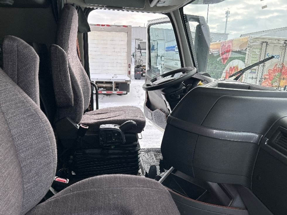 Sleeper Tractor-Heavy Duty Tractors-Volvo-2020-VNL64760-Ottawa-ON-781,319\n\t\tkm-$ 84,000 - Image 16