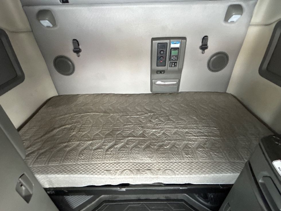 Sleeper Tractor-Heavy Duty Tractors-Volvo-2020-VNL64760-Ottawa-ON-781,319\n\t\tkm-$ 84,000 - Image 17