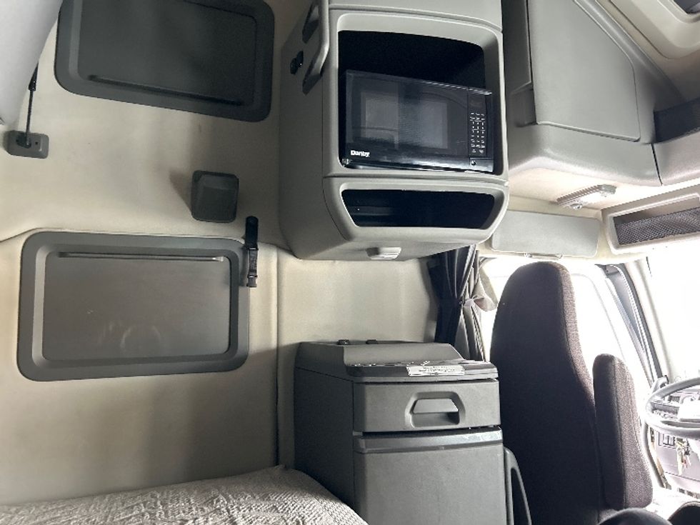 Sleeper Tractor-Heavy Duty Tractors-Volvo-2020-VNL64760-Ottawa-ON-781,319\n\t\tkm-$ 84,000 - Image 18