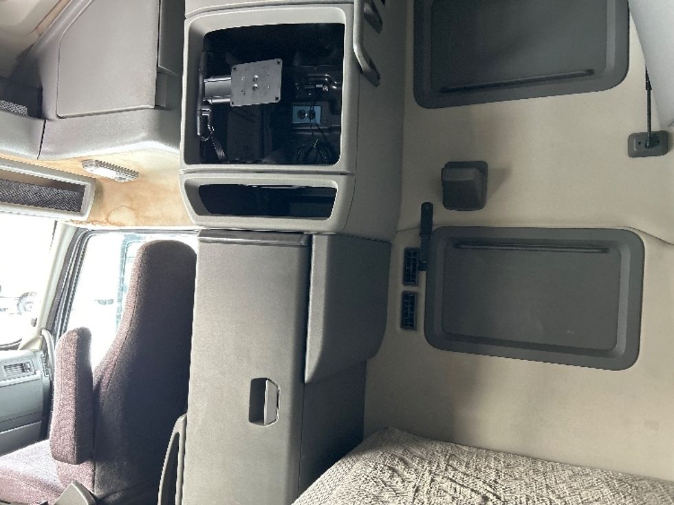 Sleeper Tractor-Heavy Duty Tractors-Volvo-2020-VNL64760-Ottawa-ON-781,319\n\t\tkm-$ 84,000 - Image 19