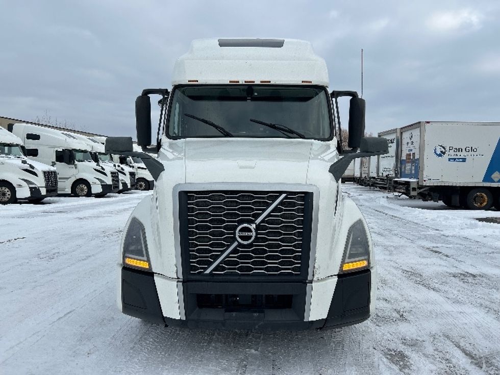 Sleeper Tractor-Heavy Duty Tractors-Volvo-2020-VNL64760-Ottawa-ON-781,319\n\t\tkm-$ 84,000 - Image 2