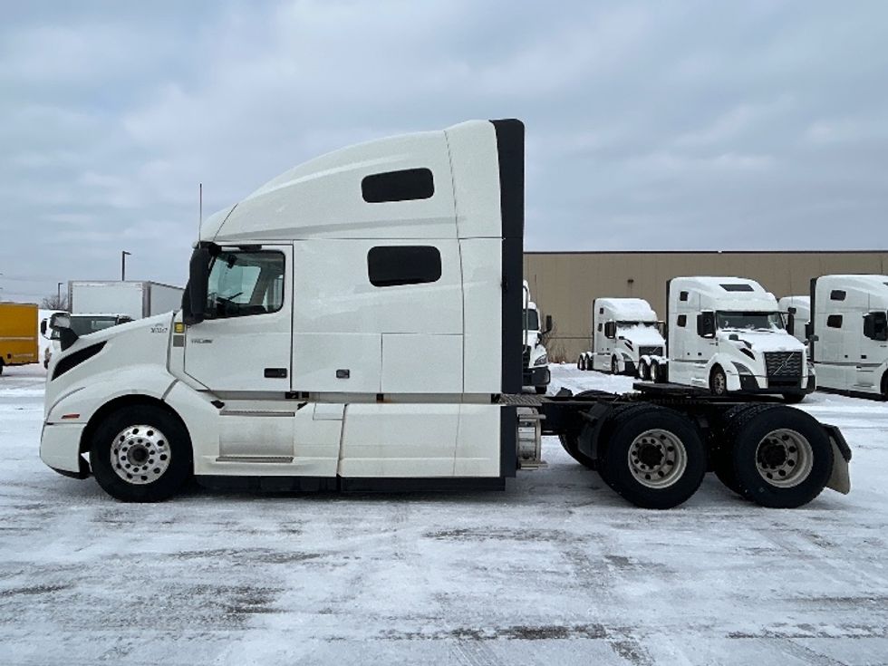 Sleeper Tractor-Heavy Duty Tractors-Volvo-2020-VNL64760-Ottawa-ON-781,319\n\t\tkm-$ 84,000 - Image 4