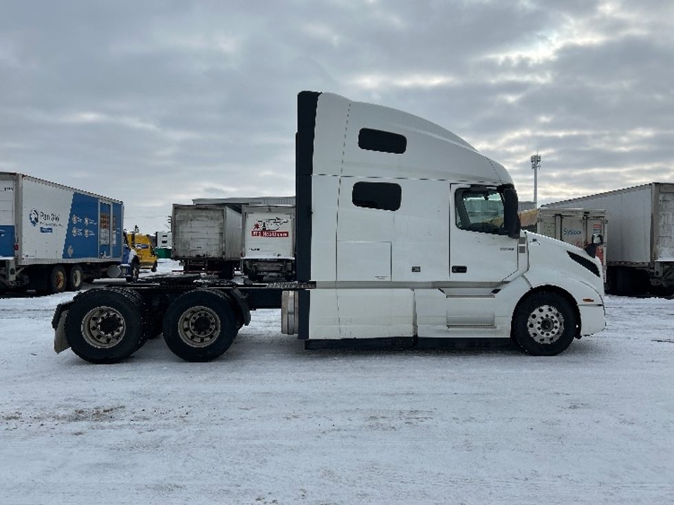 Sleeper Tractor-Heavy Duty Tractors-Volvo-2020-VNL64760-Ottawa-ON-781,319\n\t\tkm-$ 84,000 - Image 8