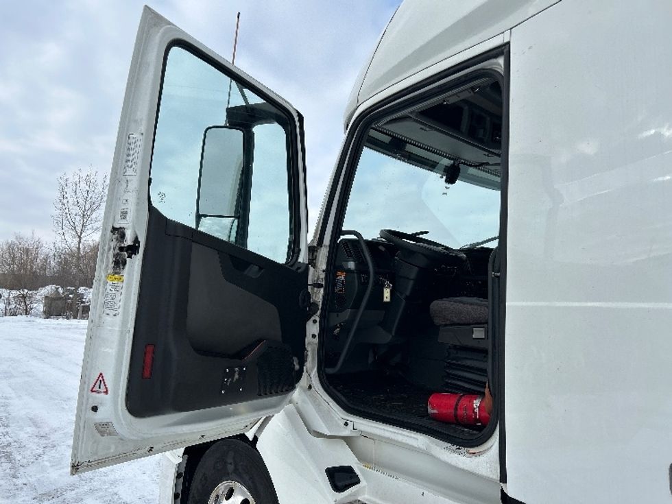 Sleeper Tractor-Heavy Duty Tractors-Volvo-2020-VNL64760-Ottawa-ON-781,319\n\t\tkm-$ 84,000 - Image 9