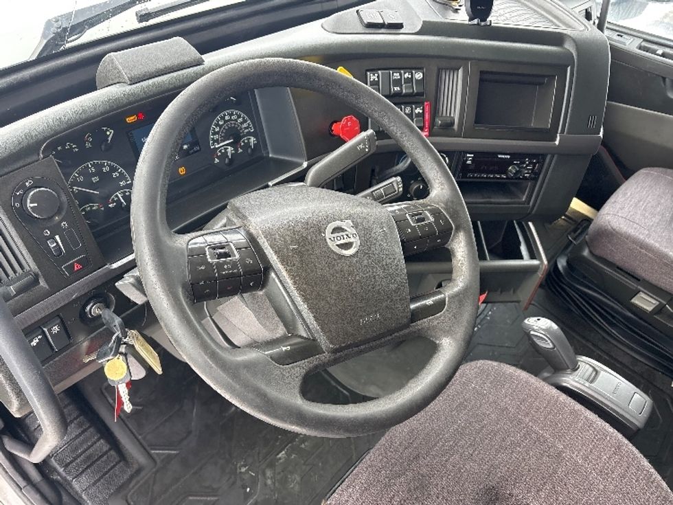 Sleeper Tractor-Heavy Duty Tractors-Volvo-2020-VNL64760-Ottawa-ON-794,650\n\t\tkm-$ 83,500 - Image 10