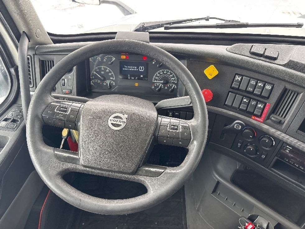 Sleeper Tractor-Heavy Duty Tractors-Volvo-2020-VNL64760-Ottawa-ON-794,650\n\t\tkm-$ 83,500 - Image 11