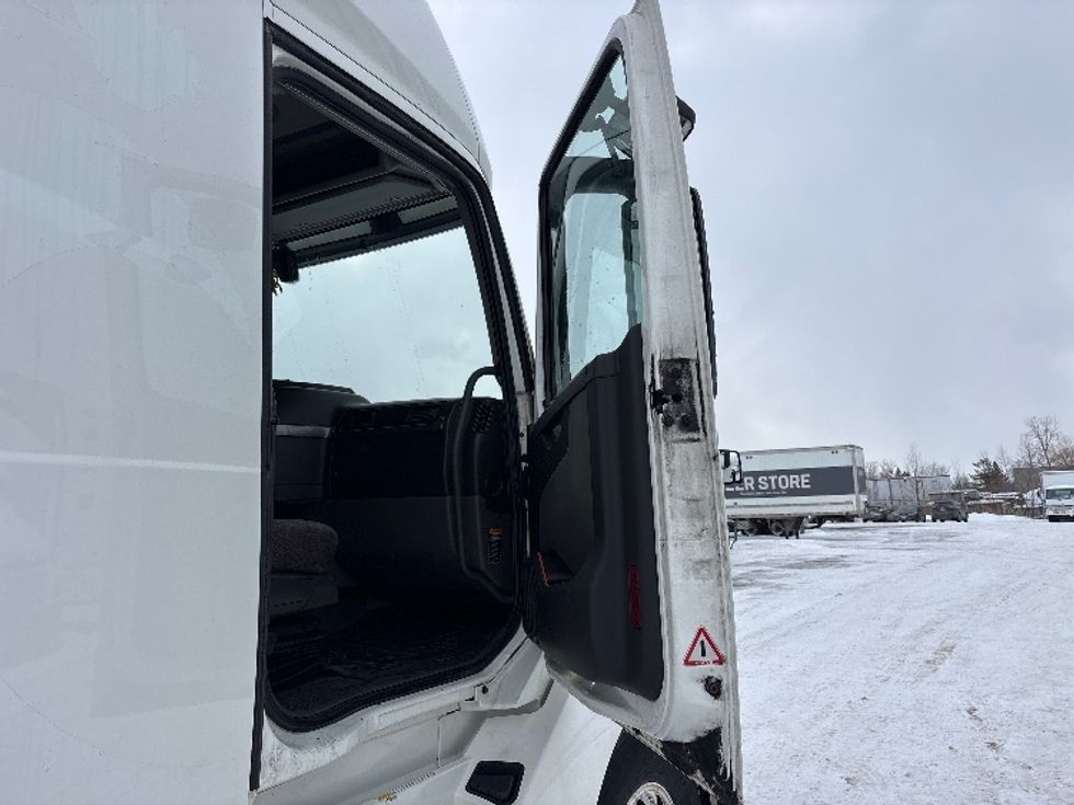 Sleeper Tractor-Heavy Duty Tractors-Volvo-2020-VNL64760-Ottawa-ON-794,650\n\t\tkm-$ 83,500 - Image 13