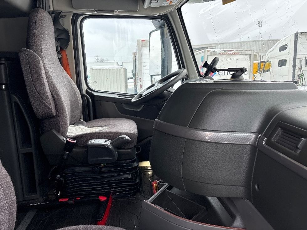 Sleeper Tractor-Heavy Duty Tractors-Volvo-2020-VNL64760-Ottawa-ON-794,650\n\t\tkm-$ 83,500 - Image 15