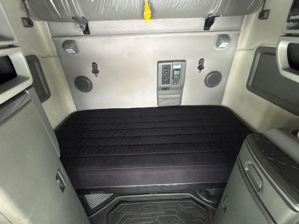 Sleeper Tractor-Heavy Duty Tractors-Volvo-2020-VNL64760-Ottawa-ON-794,650\n\t\tkm-$ 83,500 - Image 16