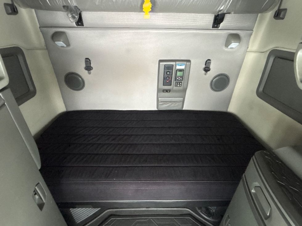 Sleeper Tractor-Heavy Duty Tractors-Volvo-2020-VNL64760-Ottawa-ON-794,650\n\t\tkm-$ 83,500 - Image 17