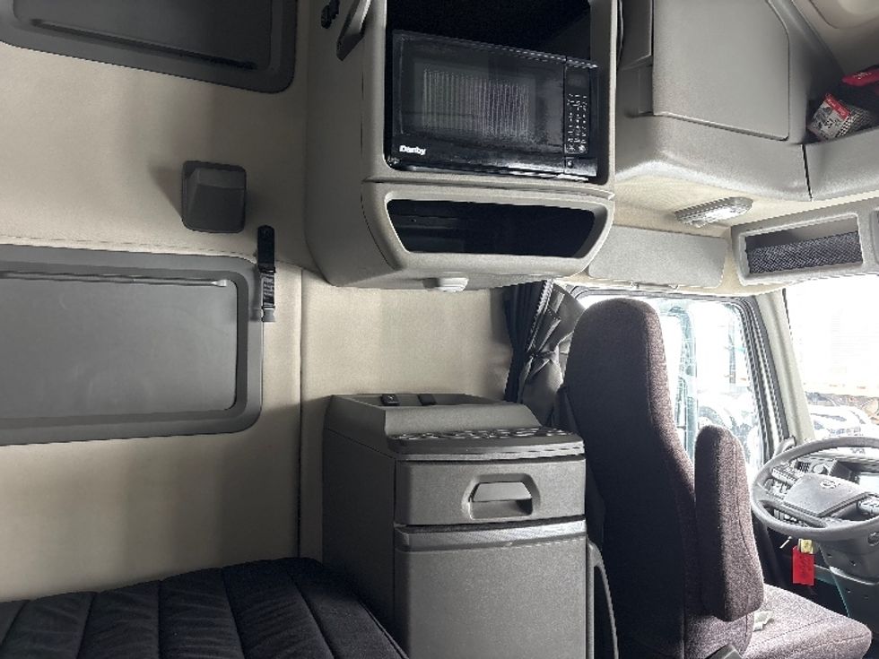 Sleeper Tractor-Heavy Duty Tractors-Volvo-2020-VNL64760-Ottawa-ON-794,650\n\t\tkm-$ 83,500 - Image 18