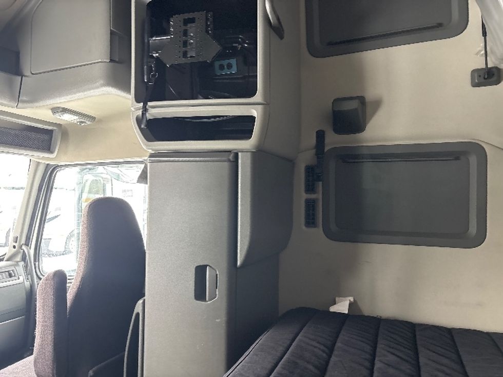 Sleeper Tractor-Heavy Duty Tractors-Volvo-2020-VNL64760-Ottawa-ON-794,650\n\t\tkm-$ 83,500 - Image 19