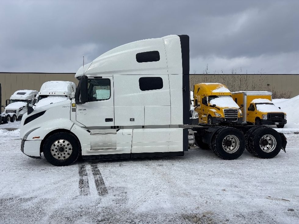 Sleeper Tractor-Heavy Duty Tractors-Volvo-2020-VNL64760-Ottawa-ON-794,650\n\t\tkm-$ 83,500 - Image 4