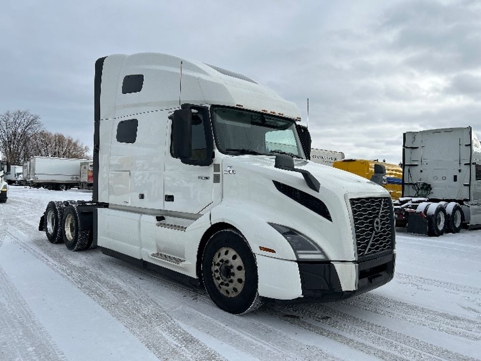 Sleeper Tractor-Heavy Duty Tractors-Volvo-2020-VNL64760-Ottawa-ON-805,329\n\t\tkm-$ 82,750 - Image 1