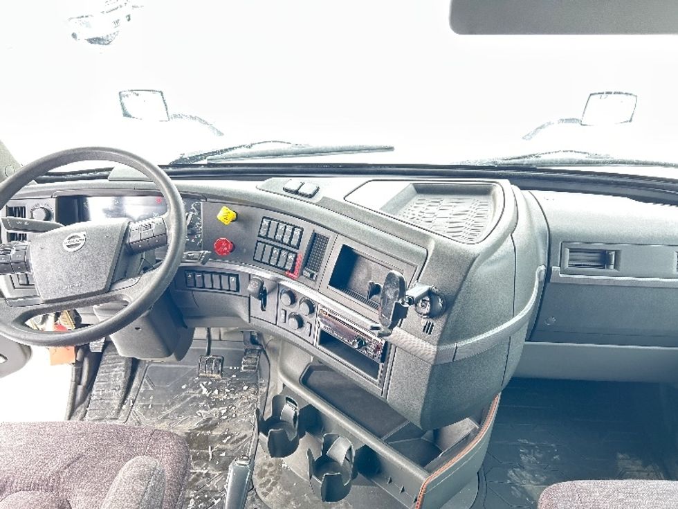 Sleeper Tractor-Heavy Duty Tractors-Volvo-2020-VNL64760-Ottawa-ON-805,329\n\t\tkm-$ 82,750 - Image 12