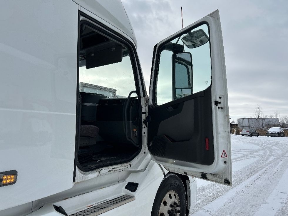 Sleeper Tractor-Heavy Duty Tractors-Volvo-2020-VNL64760-Ottawa-ON-805,329\n\t\tkm-$ 82,750 - Image 13