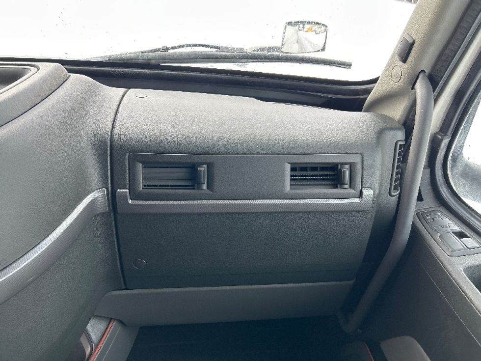 Sleeper Tractor-Heavy Duty Tractors-Volvo-2020-VNL64760-Ottawa-ON-805,329\n\t\tkm-$ 82,750 - Image 14