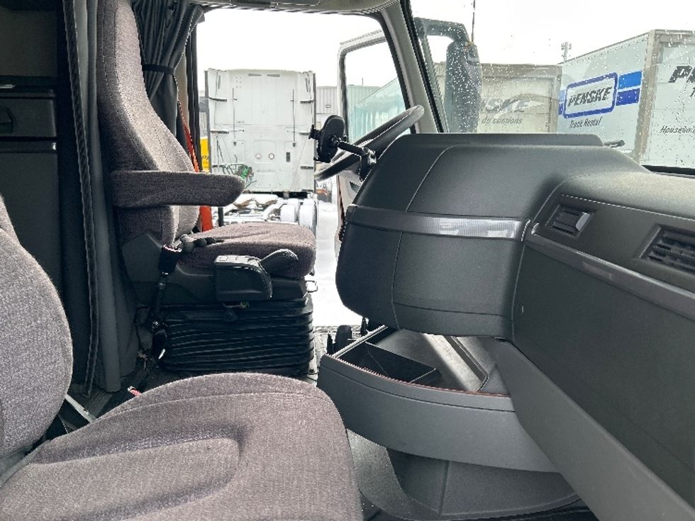 Sleeper Tractor-Heavy Duty Tractors-Volvo-2020-VNL64760-Ottawa-ON-805,329\n\t\tkm-$ 82,750 - Image 15