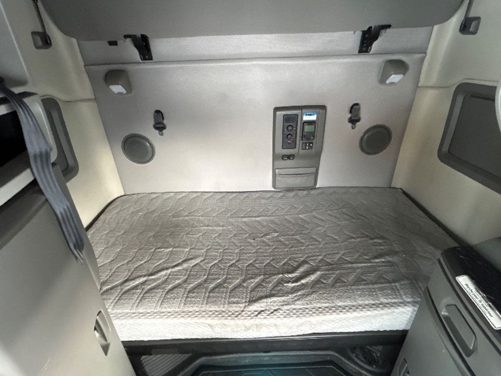 Sleeper Tractor-Heavy Duty Tractors-Volvo-2020-VNL64760-Ottawa-ON-805,329\n\t\tkm-$ 82,750 - Image 16