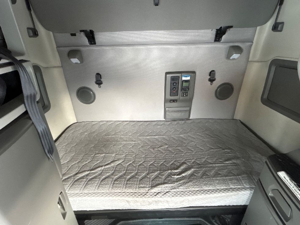 Sleeper Tractor-Heavy Duty Tractors-Volvo-2020-VNL64760-Ottawa-ON-805,329\n\t\tkm-$ 82,750 - Image 17