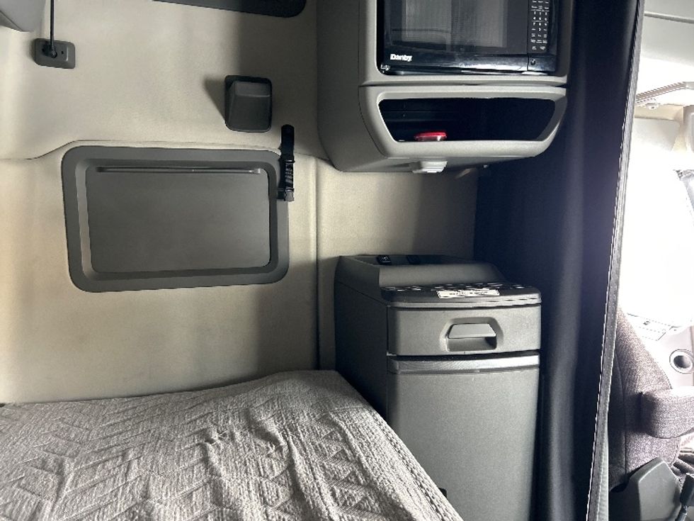 Sleeper Tractor-Heavy Duty Tractors-Volvo-2020-VNL64760-Ottawa-ON-805,329\n\t\tkm-$ 82,750 - Image 18