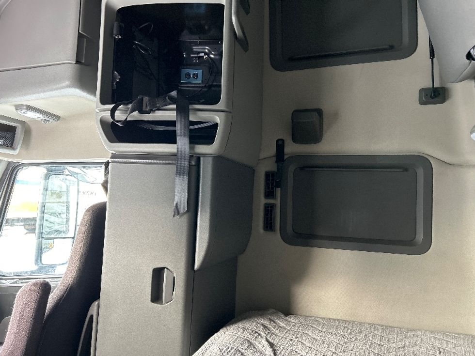 Sleeper Tractor-Heavy Duty Tractors-Volvo-2020-VNL64760-Ottawa-ON-805,329\n\t\tkm-$ 82,750 - Image 19