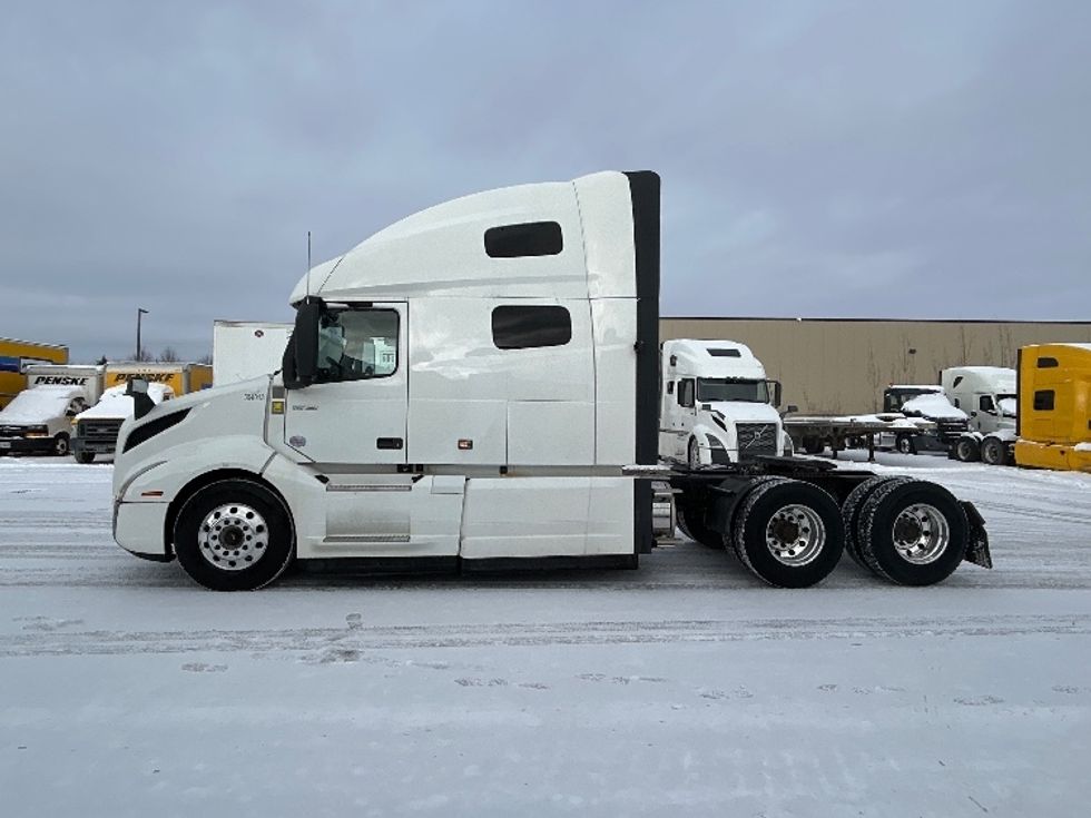 Sleeper Tractor-Heavy Duty Tractors-Volvo-2020-VNL64760-Ottawa-ON-805,329\n\t\tkm-$ 82,750 - Image 4