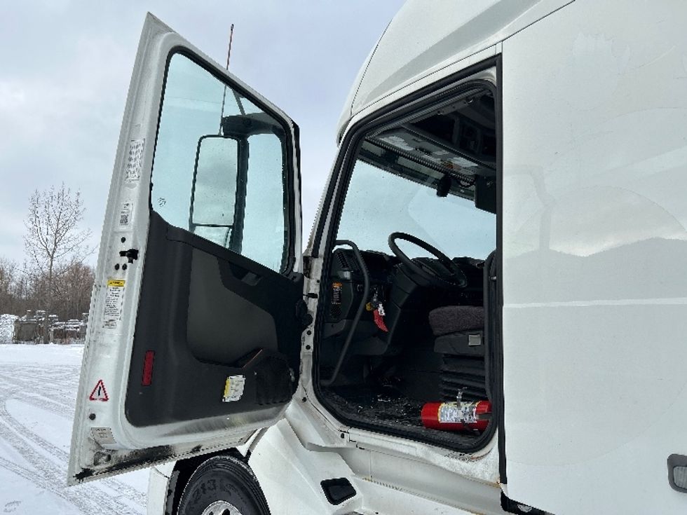 Sleeper Tractor-Heavy Duty Tractors-Volvo-2020-VNL64760-Ottawa-ON-805,329\n\t\tkm-$ 82,750 - Image 9