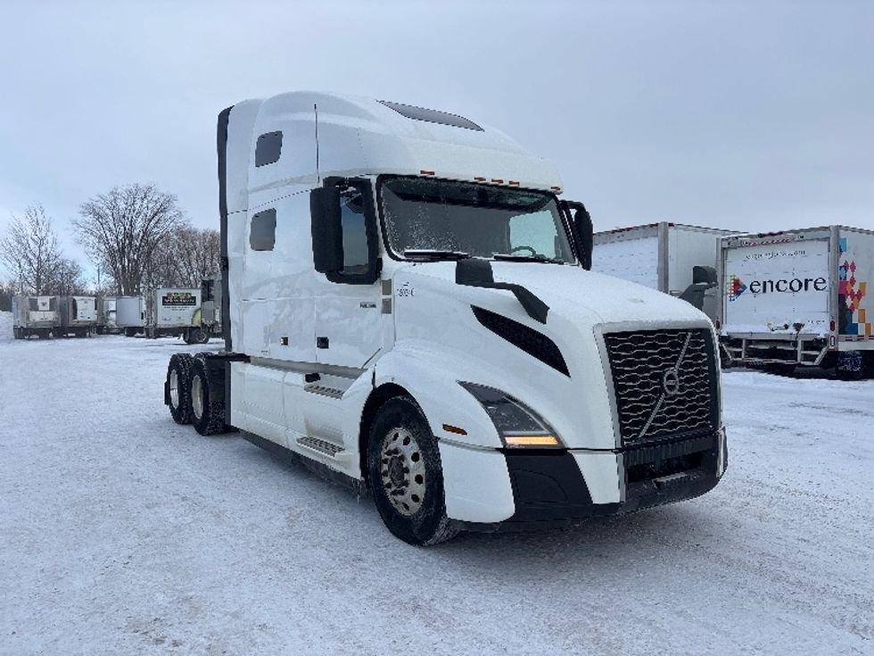 Sleeper Tractor-Heavy Duty Tractors-Volvo-2020-VNL64760-Ottawa-ON-828,548\n\t\tkm-$ 81,500 - Image 1