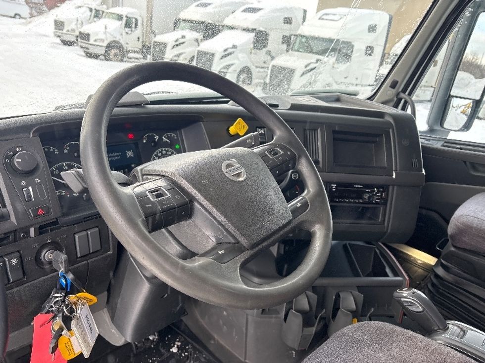 Sleeper Tractor-Heavy Duty Tractors-Volvo-2020-VNL64760-Ottawa-ON-828,548\n\t\tkm-$ 81,500 - Image 10