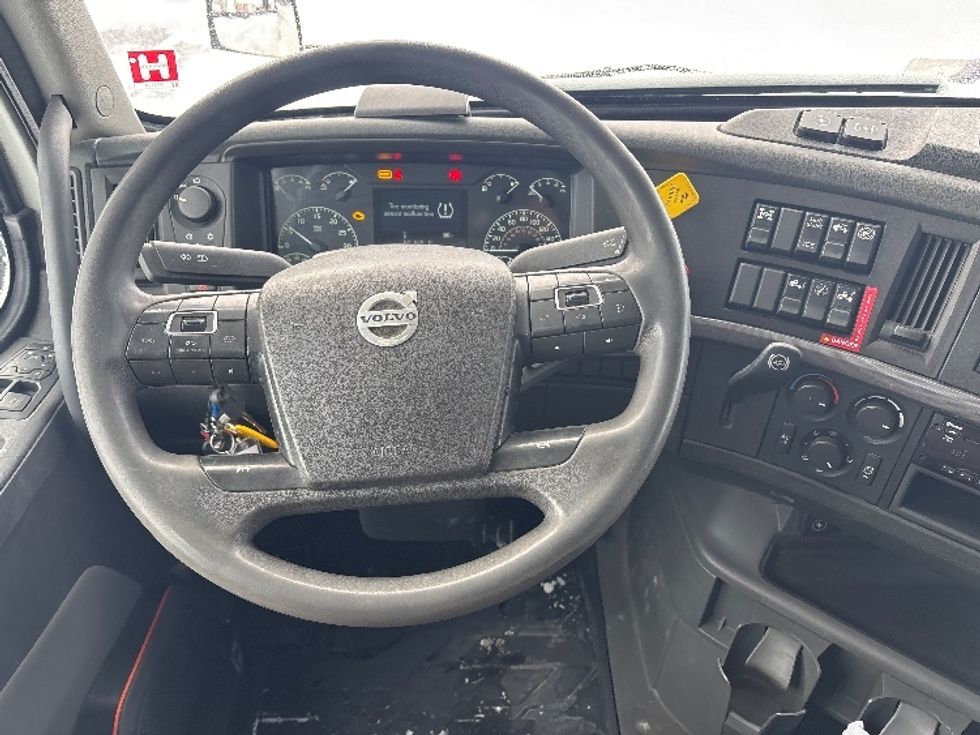 Sleeper Tractor-Heavy Duty Tractors-Volvo-2020-VNL64760-Ottawa-ON-828,548\n\t\tkm-$ 81,500 - Image 11