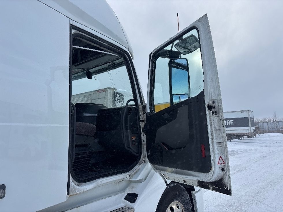 Sleeper Tractor-Heavy Duty Tractors-Volvo-2020-VNL64760-Ottawa-ON-828,548\n\t\tkm-$ 81,500 - Image 13