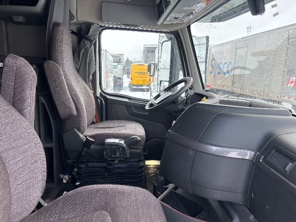 Sleeper Tractor-Heavy Duty Tractors-Volvo-2020-VNL64760-Ottawa-ON-828,548\n\t\tkm-$ 81,500 - Image 15