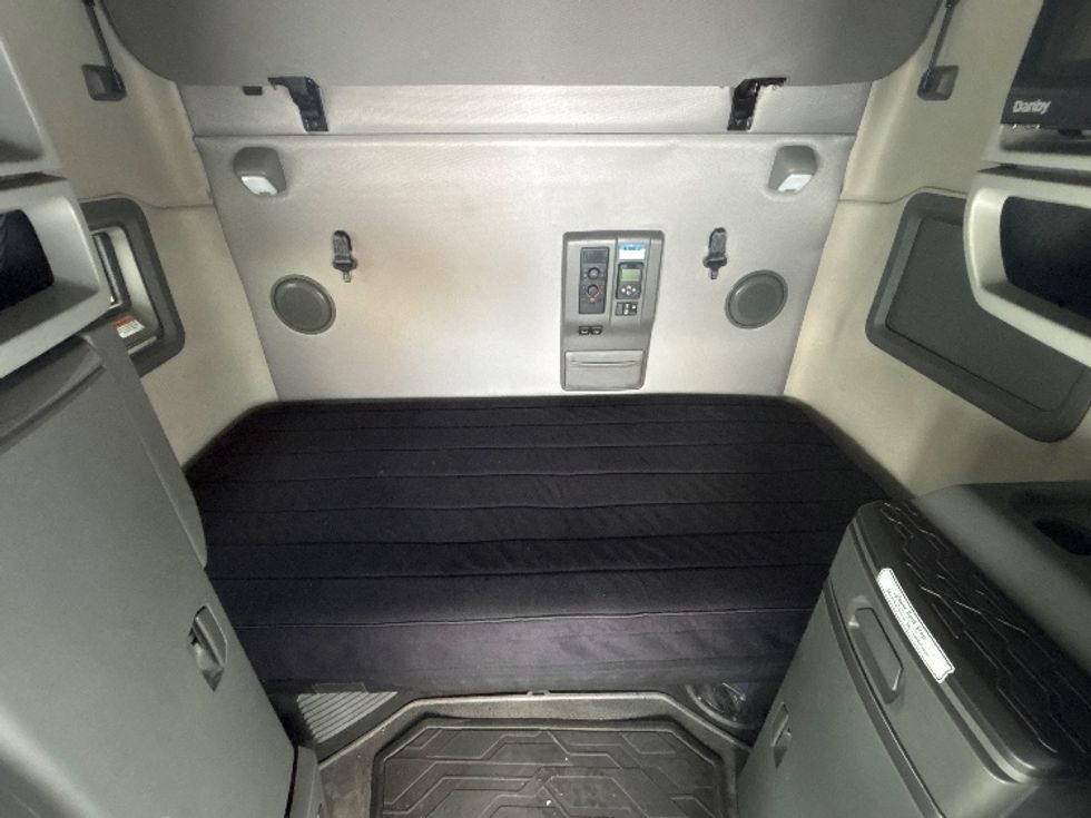 Sleeper Tractor-Heavy Duty Tractors-Volvo-2020-VNL64760-Ottawa-ON-828,548\n\t\tkm-$ 81,500 - Image 16