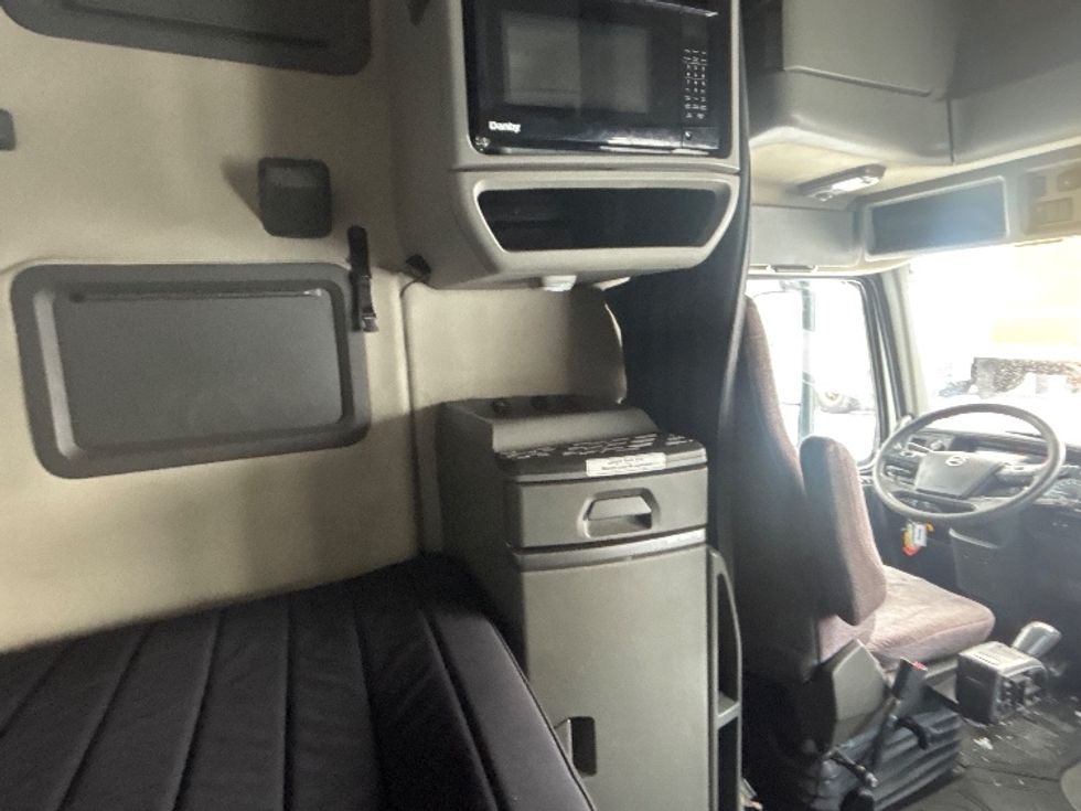 Sleeper Tractor-Heavy Duty Tractors-Volvo-2020-VNL64760-Ottawa-ON-828,548\n\t\tkm-$ 81,500 - Image 18