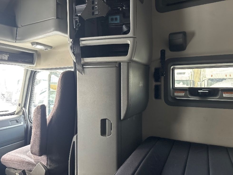 Sleeper Tractor-Heavy Duty Tractors-Volvo-2020-VNL64760-Ottawa-ON-828,548\n\t\tkm-$ 81,500 - Image 19