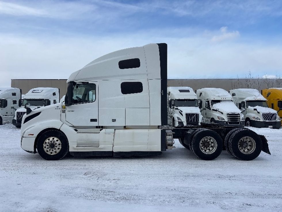 Sleeper Tractor-Heavy Duty Tractors-Volvo-2020-VNL64760-Ottawa-ON-828,548\n\t\tkm-$ 81,500 - Image 4