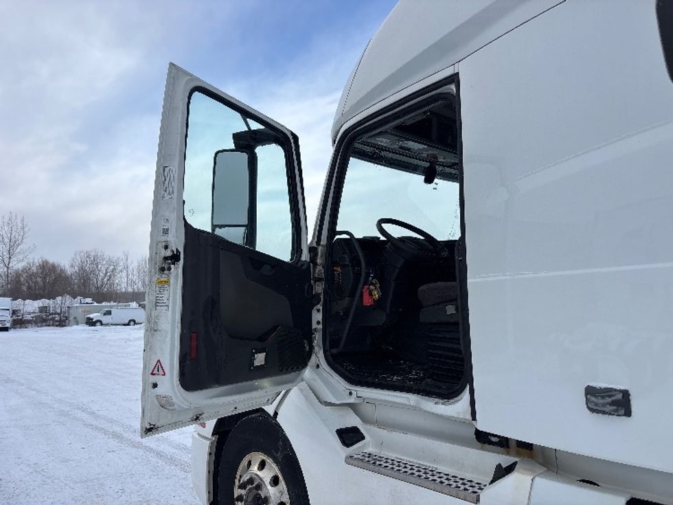 Sleeper Tractor-Heavy Duty Tractors-Volvo-2020-VNL64760-Ottawa-ON-828,548\n\t\tkm-$ 81,500 - Image 9
