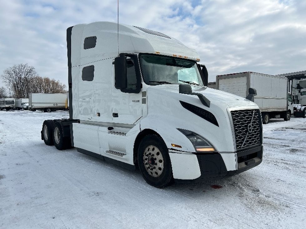 Sleeper Tractor-Heavy Duty Tractors-Volvo-2020-VNL64760-Ottawa-ON-835,948\n\t\tkm-$ 81,000 - Image 1