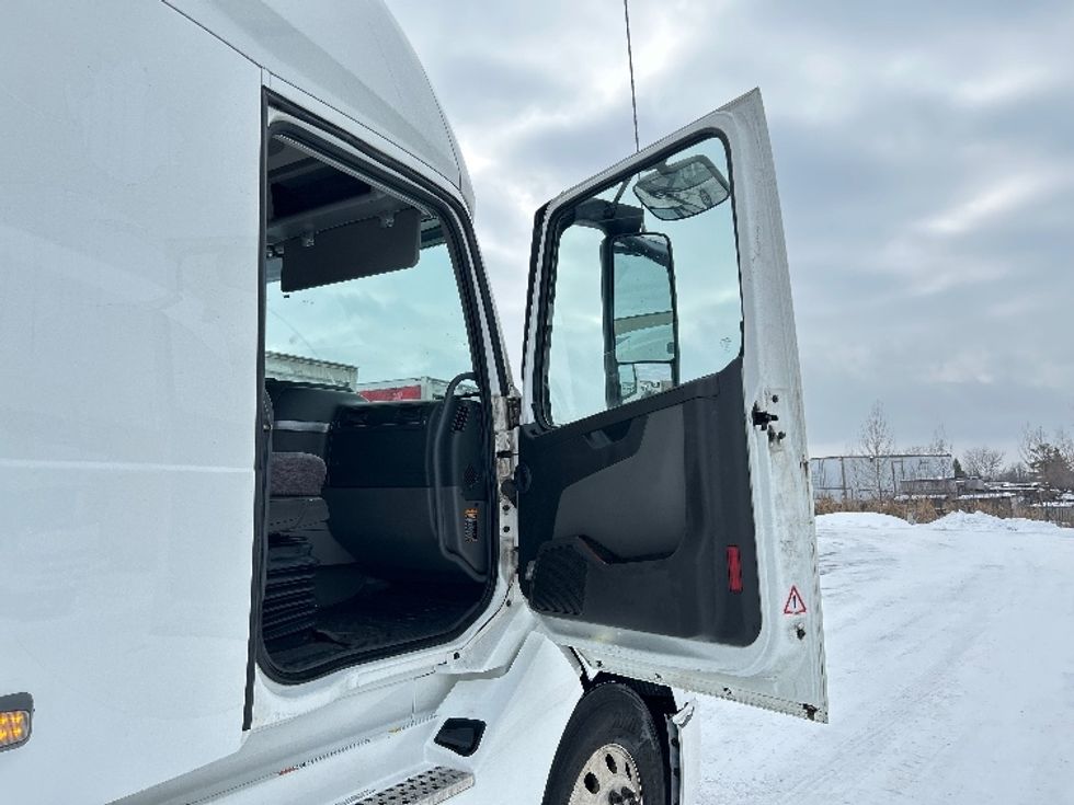 Sleeper Tractor-Heavy Duty Tractors-Volvo-2020-VNL64760-Ottawa-ON-835,948\n\t\tkm-$ 81,000 - Image 13