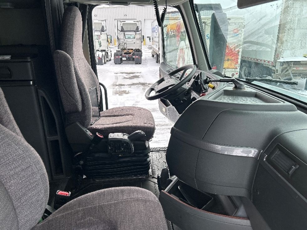 Sleeper Tractor-Heavy Duty Tractors-Volvo-2020-VNL64760-Ottawa-ON-835,948\n\t\tkm-$ 81,000 - Image 15