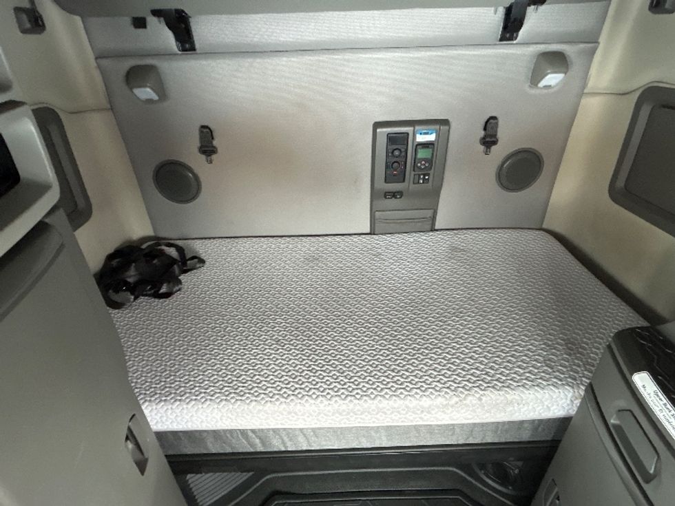 Sleeper Tractor-Heavy Duty Tractors-Volvo-2020-VNL64760-Ottawa-ON-835,948\n\t\tkm-$ 81,000 - Image 16