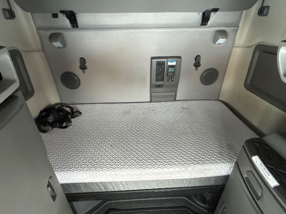 Sleeper Tractor-Heavy Duty Tractors-Volvo-2020-VNL64760-Ottawa-ON-835,948\n\t\tkm-$ 81,000 - Image 17